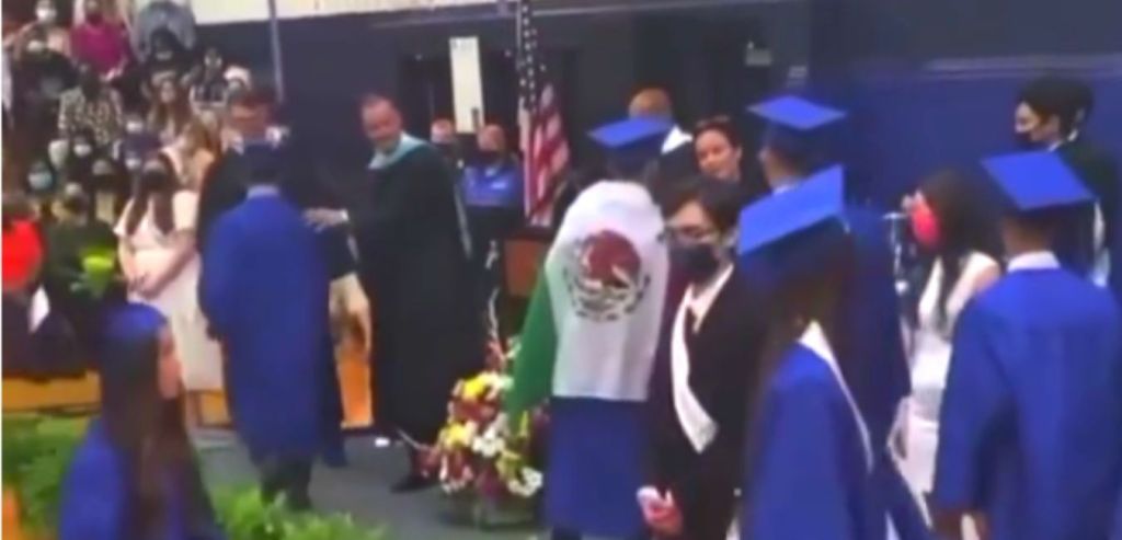 Diplôme refusé à un étudiant pour avoir porté le drapeau du Mexique 