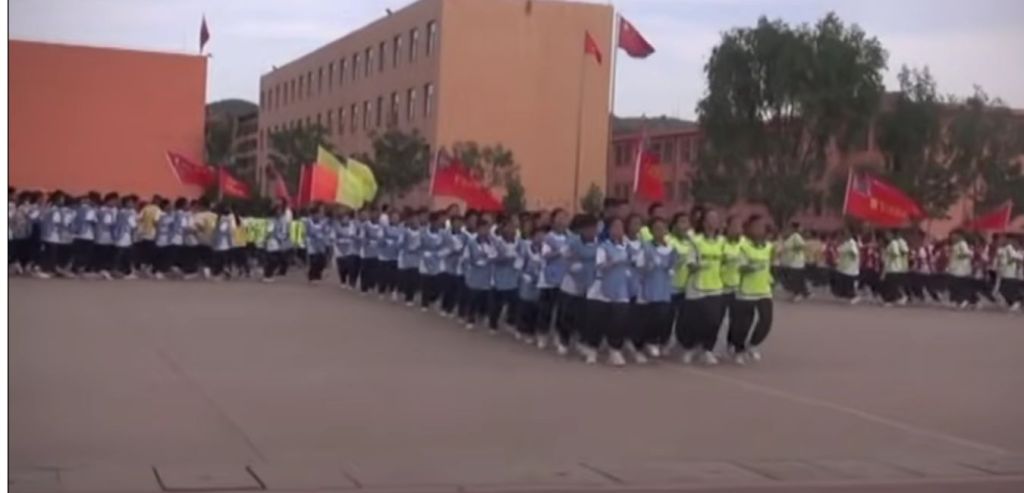 L'ancien policier chinois enseigne l'éducation physique AS KOBRA KAI 