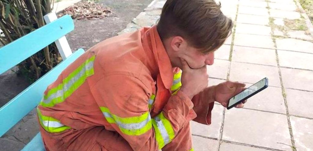 Le pompier passe un examen aprÃ¨s INCENDIE